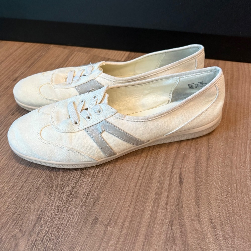 Baretraps Vannie Womens 10M Cream Canvas Slip On Sneakers Silver Stripe